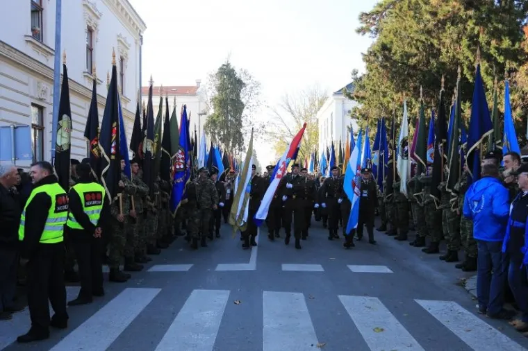 KOLONA SJEĆANJA U GRADU HEROJU: 100 tisuća ljudi obilježilo 25. obljetnicu vukovarske tragedije