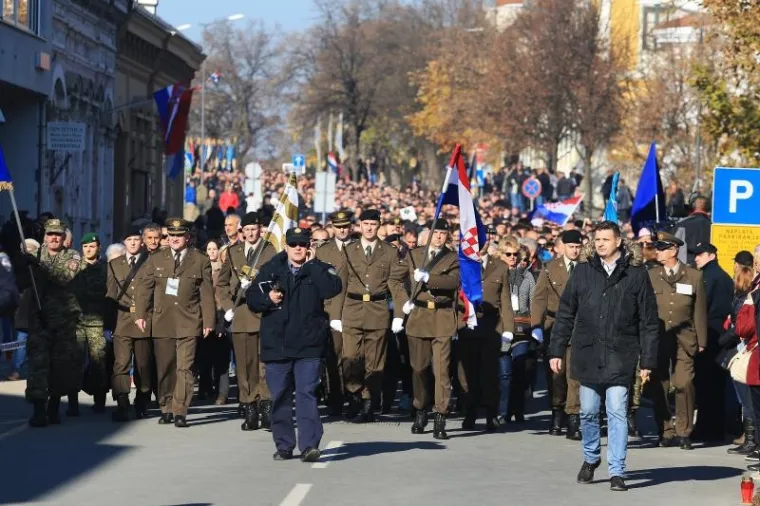 KOLONA SJEĆANJA U GRADU HEROJU: 100 tisuća ljudi obilježilo 25. obljetnicu vukovarske tragedije