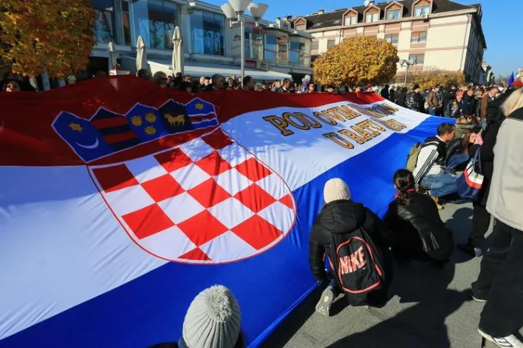 KOLONA SJEĆANJA U GRADU HEROJU: 100 tisuća ljudi obilježilo 25. obljetnicu vukovarske tragedije