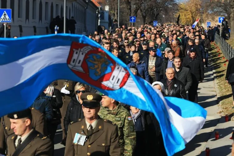 KOLONA SJEĆANJA U GRADU HEROJU: 100 tisuća ljudi obilježilo 25. obljetnicu vukovarske tragedije