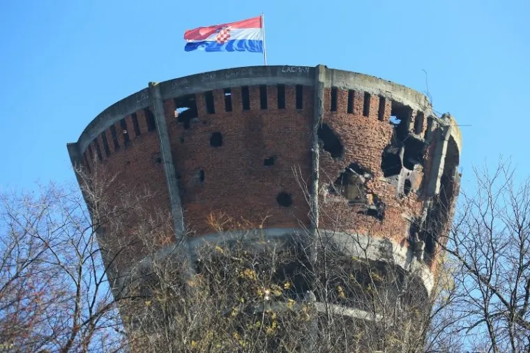 KOLONA SJEĆANJA U GRADU HEROJU: 100 tisuća ljudi obilježilo 25. obljetnicu vukovarske tragedije