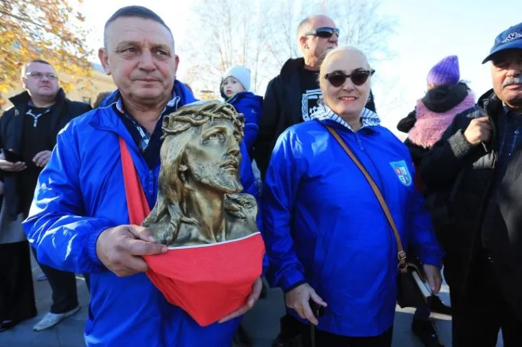KOLONA SJEĆANJA U GRADU HEROJU: 100 tisuća ljudi obilježilo 25. obljetnicu vukovarske tragedije