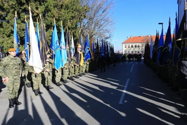 KOLONA SJEĆANJA U GRADU HEROJU: 100 tisuća ljudi obilježilo 25. obljetnicu vukovarske tragedije