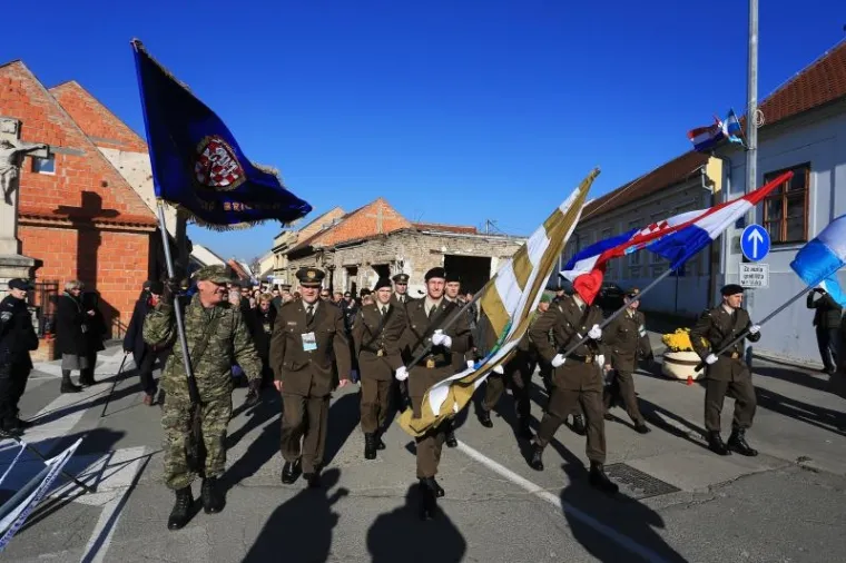 KOLONA SJEĆANJA U GRADU HEROJU: 100 tisuća ljudi obilježilo 25. obljetnicu vukovarske tragedije