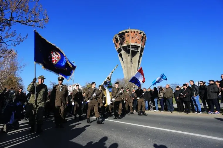 KOLONA SJEĆANJA U GRADU HEROJU: 100 tisuća ljudi obilježilo 25. obljetnicu vukovarske tragedije