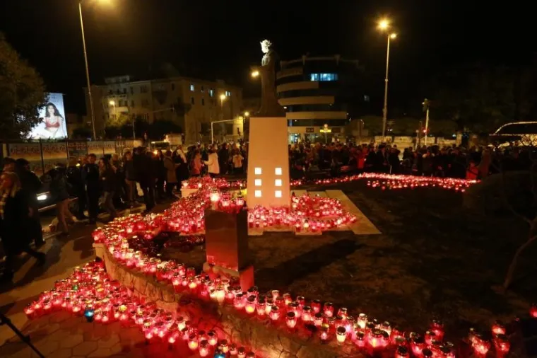 'I U MOM GRADU VUKOVAR SVIJETLI': Torcida i građani odali počast Gradu heroju