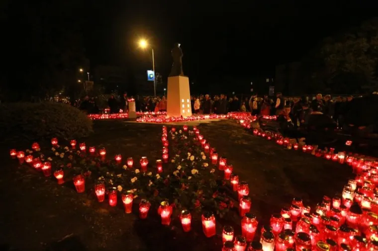 'I U MOM GRADU VUKOVAR SVIJETLI': Torcida i građani odali počast Gradu heroju