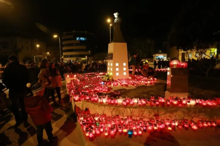 'I U MOM GRADU VUKOVAR SVIJETLI': Torcida i građani odali počast Gradu heroju