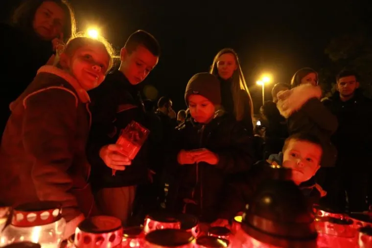 'I U MOM GRADU VUKOVAR SVIJETLI': Torcida i građani odali počast Gradu heroju