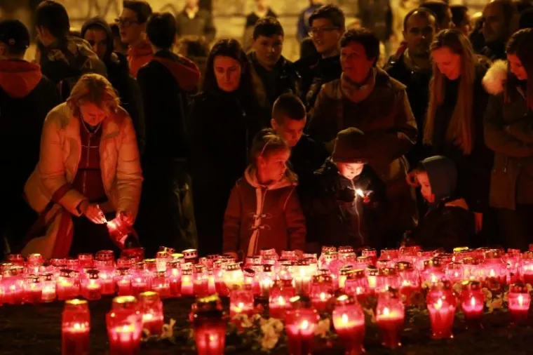 'I U MOM GRADU VUKOVAR SVIJETLI': Torcida i građani odali počast Gradu heroju