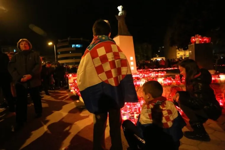 'I U MOM GRADU VUKOVAR SVIJETLI': Torcida i građani odali počast Gradu heroju