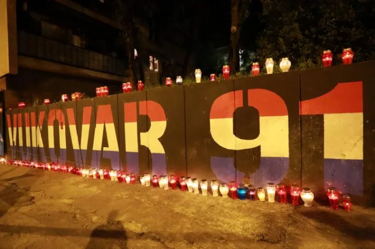 'I U MOM GRADU VUKOVAR SVIJETLI': Torcida i građani odali počast Gradu heroju