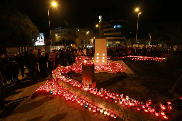 'I U MOM GRADU VUKOVAR SVIJETLI': Torcida i građani odali počast Gradu heroju