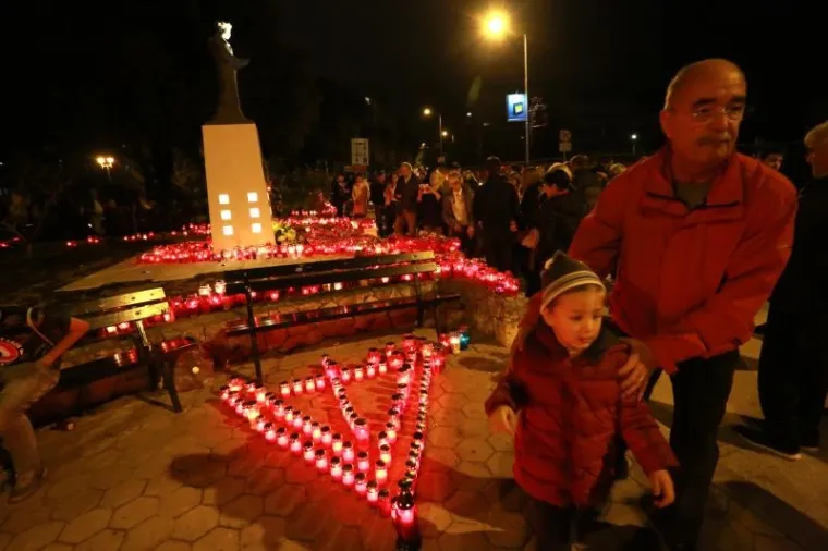 'I U MOM GRADU VUKOVAR SVIJETLI': Torcida i građani odali počast Gradu heroju