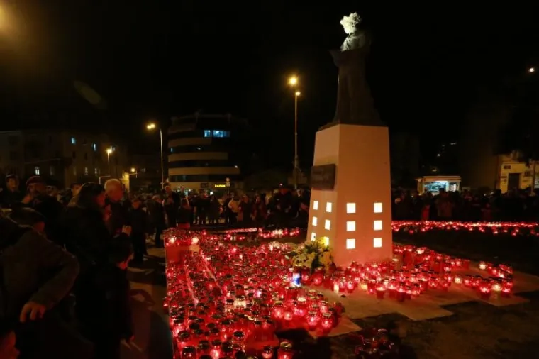 'I U MOM GRADU VUKOVAR SVIJETLI': Torcida i građani odali počast Gradu heroju