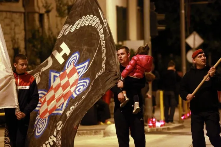 'I U MOM GRADU VUKOVAR SVIJETLI': Torcida i građani odali počast Gradu heroju