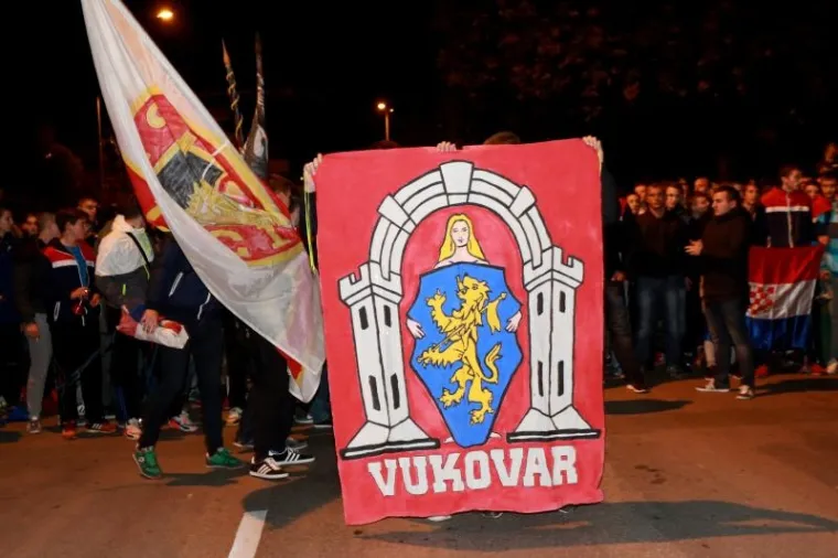 'I U MOM GRADU VUKOVAR SVIJETLI': Torcida i građani odali počast Gradu heroju