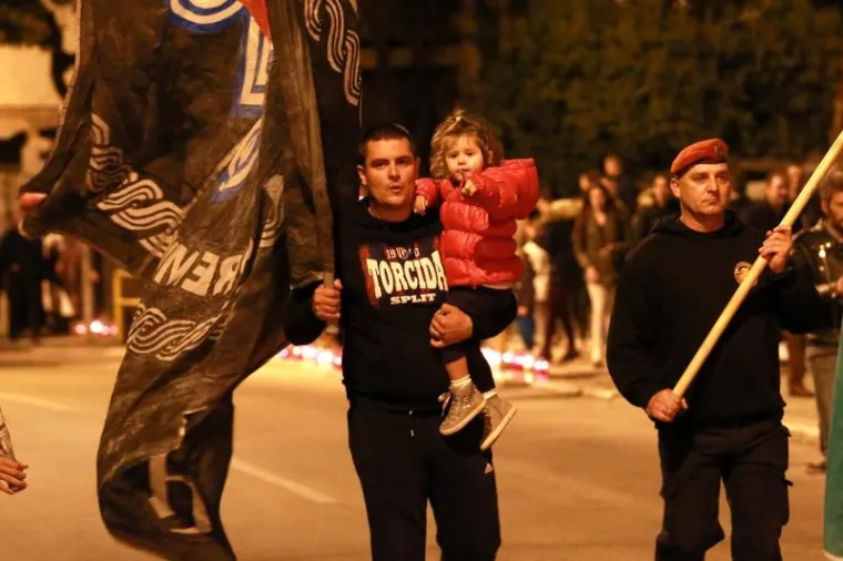 'I U MOM GRADU VUKOVAR SVIJETLI': Torcida i građani odali počast Gradu heroju