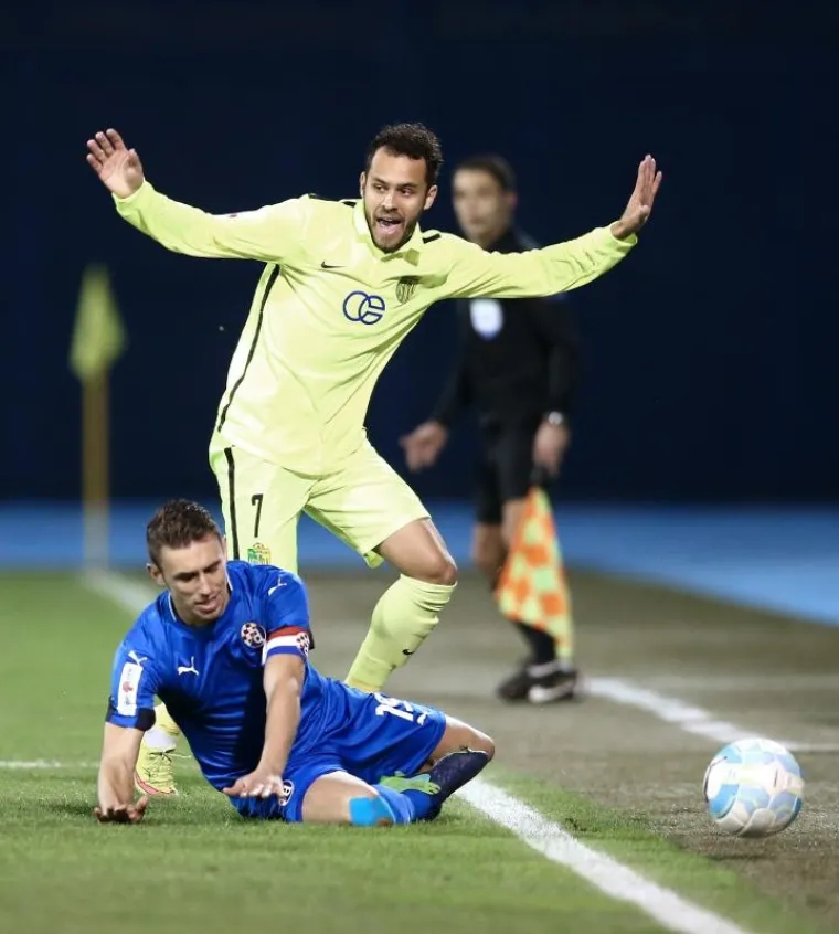 DINAMO NIKOGA NE ZANIMA: Šačica navijača gledala utakmicu s Istrom