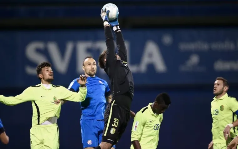 DINAMO NIKOGA NE ZANIMA: Šačica navijača gledala utakmicu s Istrom