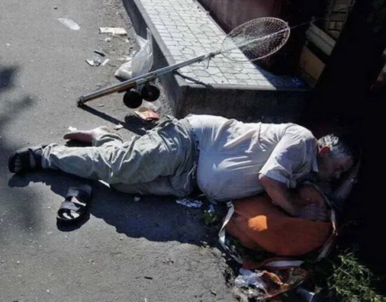 GLAVOBOLJA IM JE NAJMANJI PROBLEM: Alkohol im je oduzeo tlo pod nogama, ali i dostojanstvo