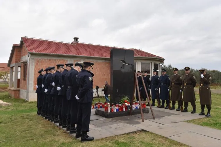 PALJENJE SVIJEĆA I POLAGANJE VIJENACA: Obilježena 25. godišnjica stradavanja Škabrnje