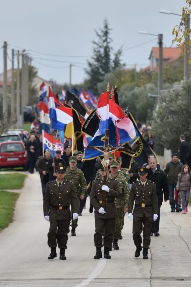 PALJENJE SVIJEĆA I POLAGANJE VIJENACA: Obilježena 25. godišnjica stradavanja Škabrnje