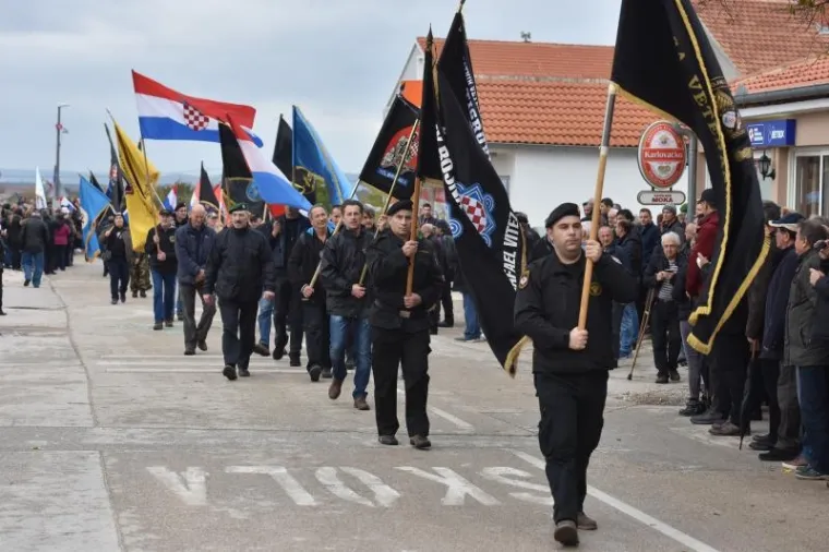 PALJENJE SVIJEĆA I POLAGANJE VIJENACA: Obilježena 25. godišnjica stradavanja Škabrnje