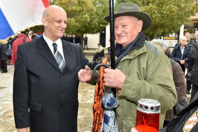 PALJENJE SVIJEĆA I POLAGANJE VIJENACA: Obilježena 25. godišnjica stradavanja Škabrnje