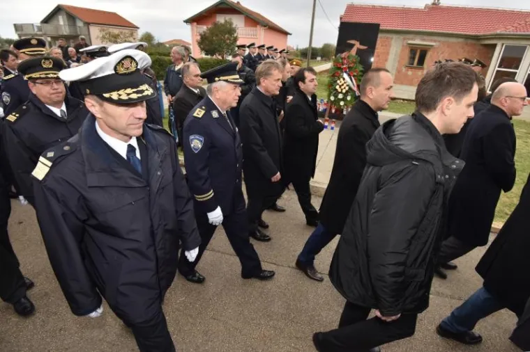 PALJENJE SVIJEĆA I POLAGANJE VIJENACA: Obilježena 25. godišnjica stradavanja Škabrnje