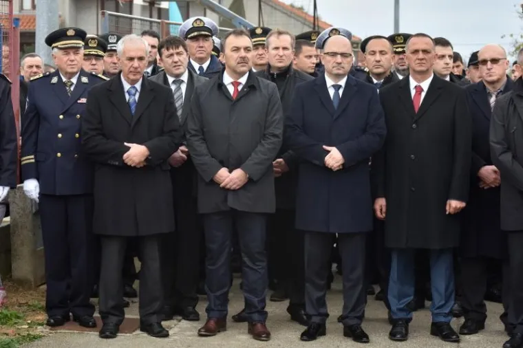 PALJENJE SVIJEĆA I POLAGANJE VIJENACA: Obilježena 25. godišnjica stradavanja Škabrnje