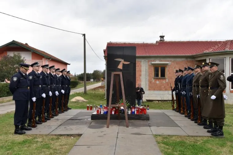 PALJENJE SVIJEĆA I POLAGANJE VIJENACA: Obilježena 25. godišnjica stradavanja Škabrnje