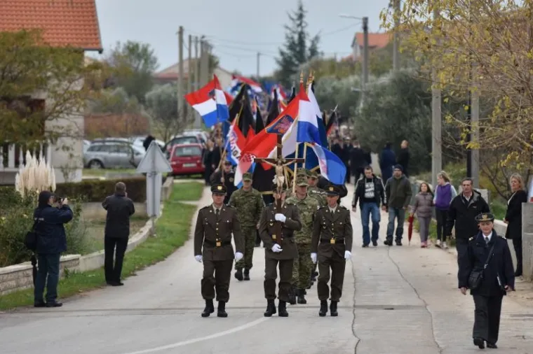PALJENJE SVIJEĆA I POLAGANJE VIJENACA: Obilježena 25. godišnjica stradavanja Škabrnje