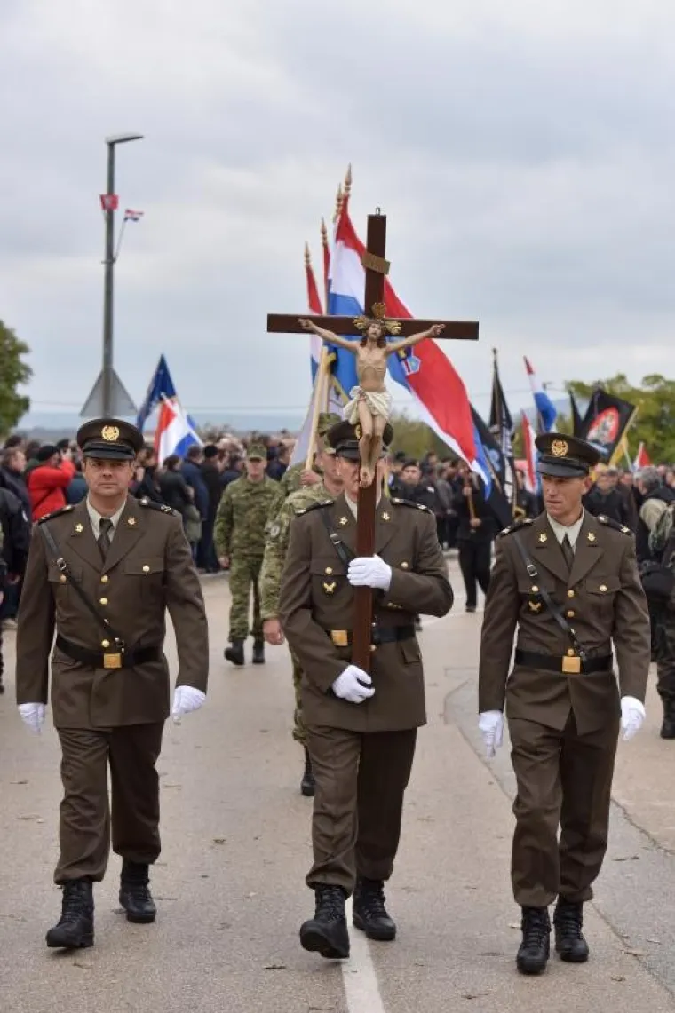 PALJENJE SVIJEĆA I POLAGANJE VIJENACA: Obilježena 25. godišnjica stradavanja Škabrnje