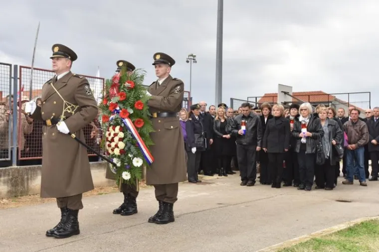 PALJENJE SVIJEĆA I POLAGANJE VIJENACA: Obilježena 25. godi&scaron;njica stradavanja &Scaron;kabrnje