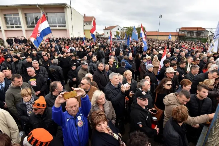 Kolonom sjećanja a zatim polaganjem vijenaca i paljenjem svijeća obilježena je 25. godi&scaron;njica stradavanja hrvatskih branitelja i civila.
