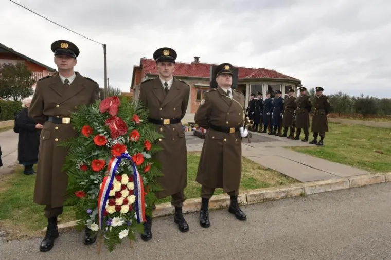 PALJENJE SVIJEĆA I POLAGANJE VIJENACA: Obilježena 25. godi&scaron;njica stradavanja &Scaron;kabrnje