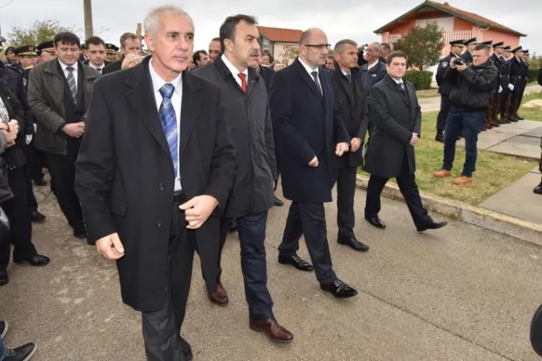 PALJENJE SVIJEĆA I POLAGANJE VIJENACA: Obilježena 25. godi&scaron;njica stradavanja &Scaron;kabrnje