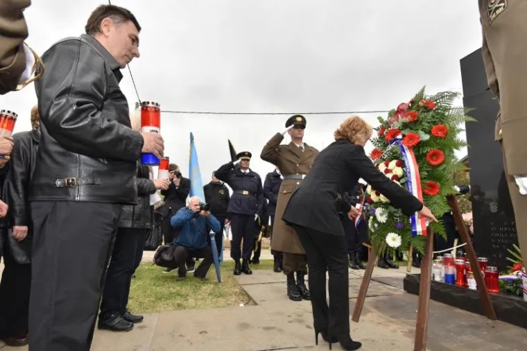PALJENJE SVIJEĆA I POLAGANJE VIJENACA: Obilježena 25. godi&scaron;njica stradavanja &Scaron;kabrnje