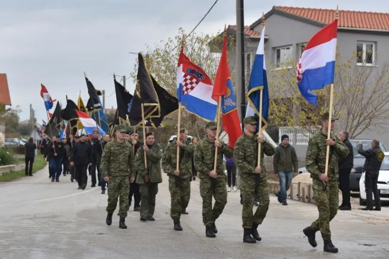 PALJENJE SVIJEĆA I POLAGANJE VIJENACA: Obilježena 25. godi&scaron;njica stradavanja &Scaron;kabrnje