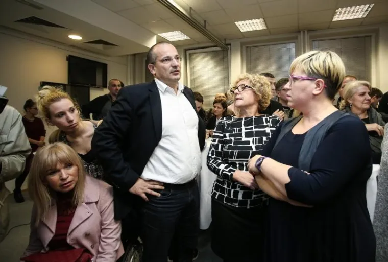 Prema prvim neslužbenim rezultatima, nitko od sedam kandidata za predsjednika SDP-a nije osvojio natpolovičnu većinu glasova članova stranke, a u drugi izborni krug za tjedan dana idu dvojica najbolje plasiranih Davor Bernardić i Ranko Ostojić. Orsat Miljenić, Gordana Sabol.