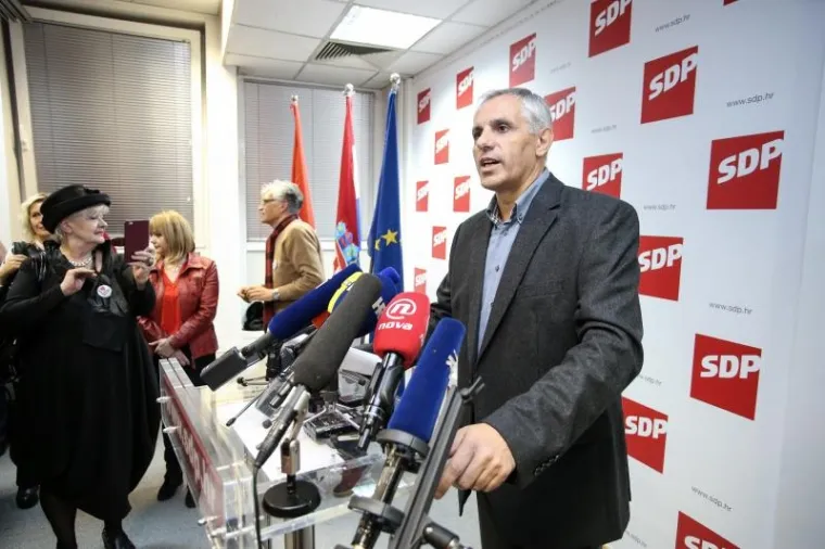 Prema prvim neslužbenim rezultatima, nitko od sedam kandidata za predsjednika SDP-a nije osvojio natpolovičnu većinu glasova članova stranke, a u drugi izborni krug za tjedan dana idu dvojica najbolje plasiranih Davor Bernardić i Ranko Ostojić. Vedran Lendić.