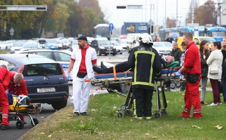 Te&scaron;ka prometna nesreća na križanju Avenije Dubrovnik i Većeslava Holjevca vatrogasnog vozila koje je žurilo na intervenciju i osobnog automobila.