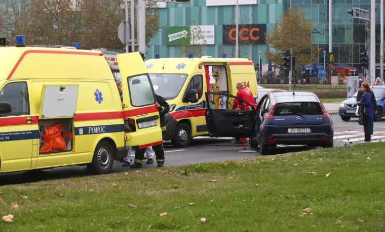 Tri vatrogasca i vozačica osobnog automobila ozlijedjenji su te kolima hitne pomoci prevezeni u bolnicu.