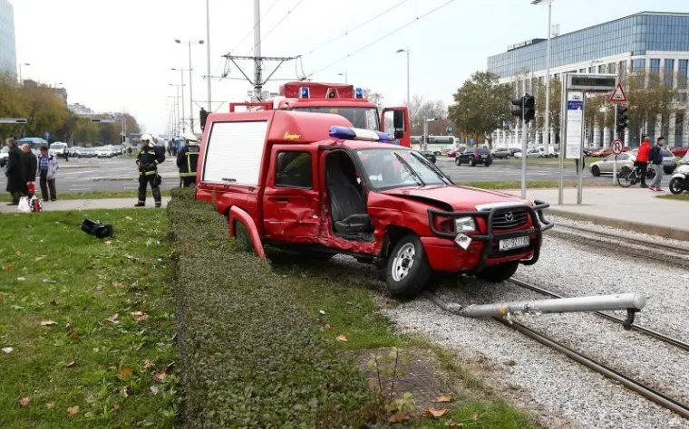 PROMET BLOKIRAN: Vatrogasci jurili pod rotirkama, sudarili se s autom
