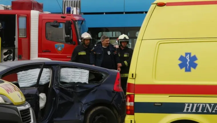 PROMET BLOKIRAN: Vatrogasci jurili pod rotirkama, sudarili se s autom