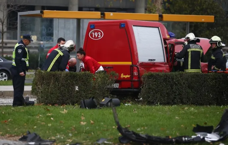 PROMET BLOKIRAN: Vatrogasci jurili pod rotirkama, sudarili se s autom