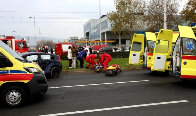 PROMET BLOKIRAN: Vatrogasci jurili pod rotirkama, sudarili se s autom