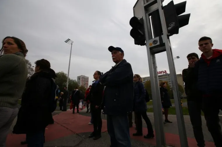 PROMET BLOKIRAN: Vatrogasci jurili pod rotirkama, sudarili se s autom