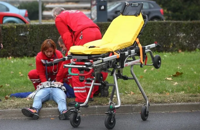 PROMET BLOKIRAN: Vatrogasci jurili pod rotirkama, sudarili se s autom